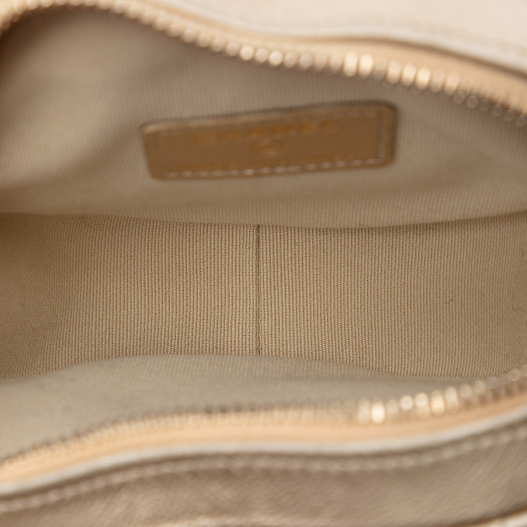 Chanel Mini Metallic Cuir d’agneau CC in Love Heart Sac porté croisé