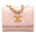 Chanel CC Matelassé Cuir d’agneau Medallion Pochette avec chaîne