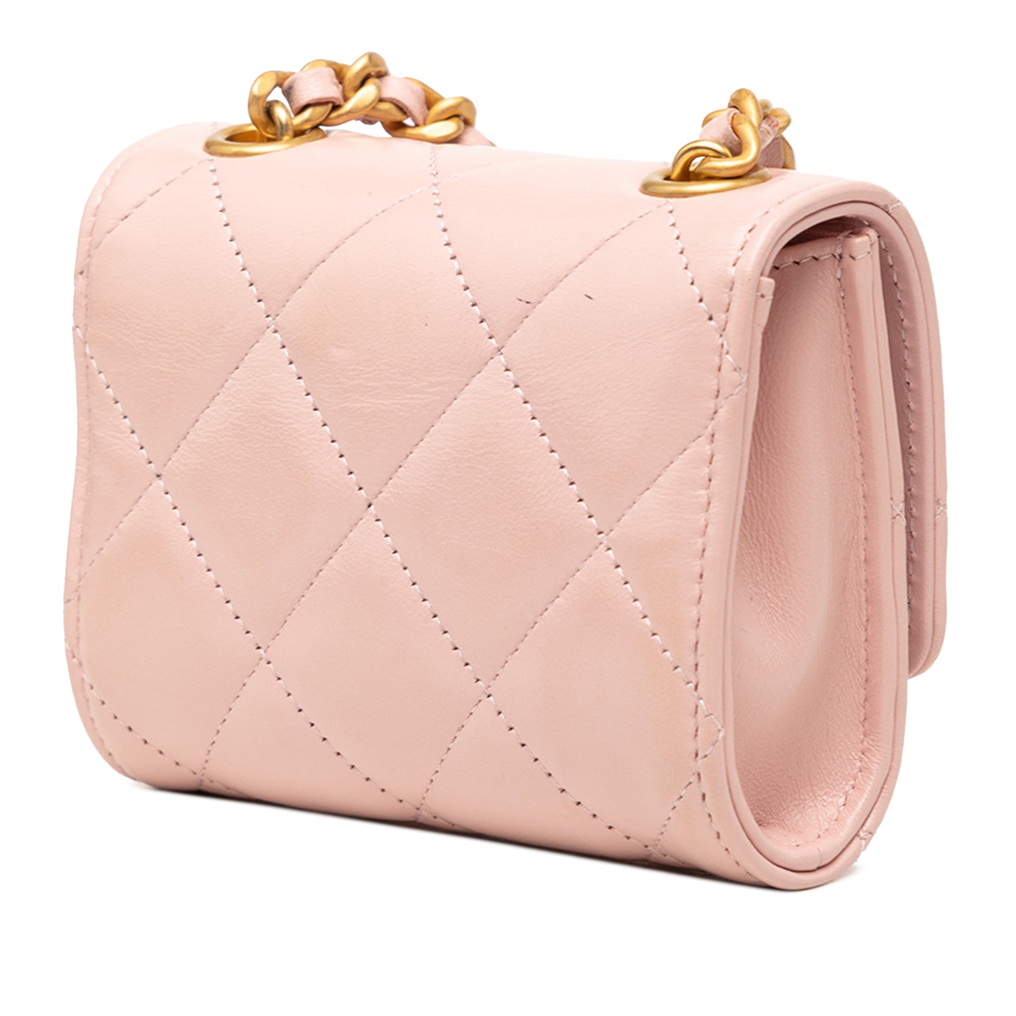 Chanel CC Matelassé Cuir d’agneau Medallion Pochette avec chaîne