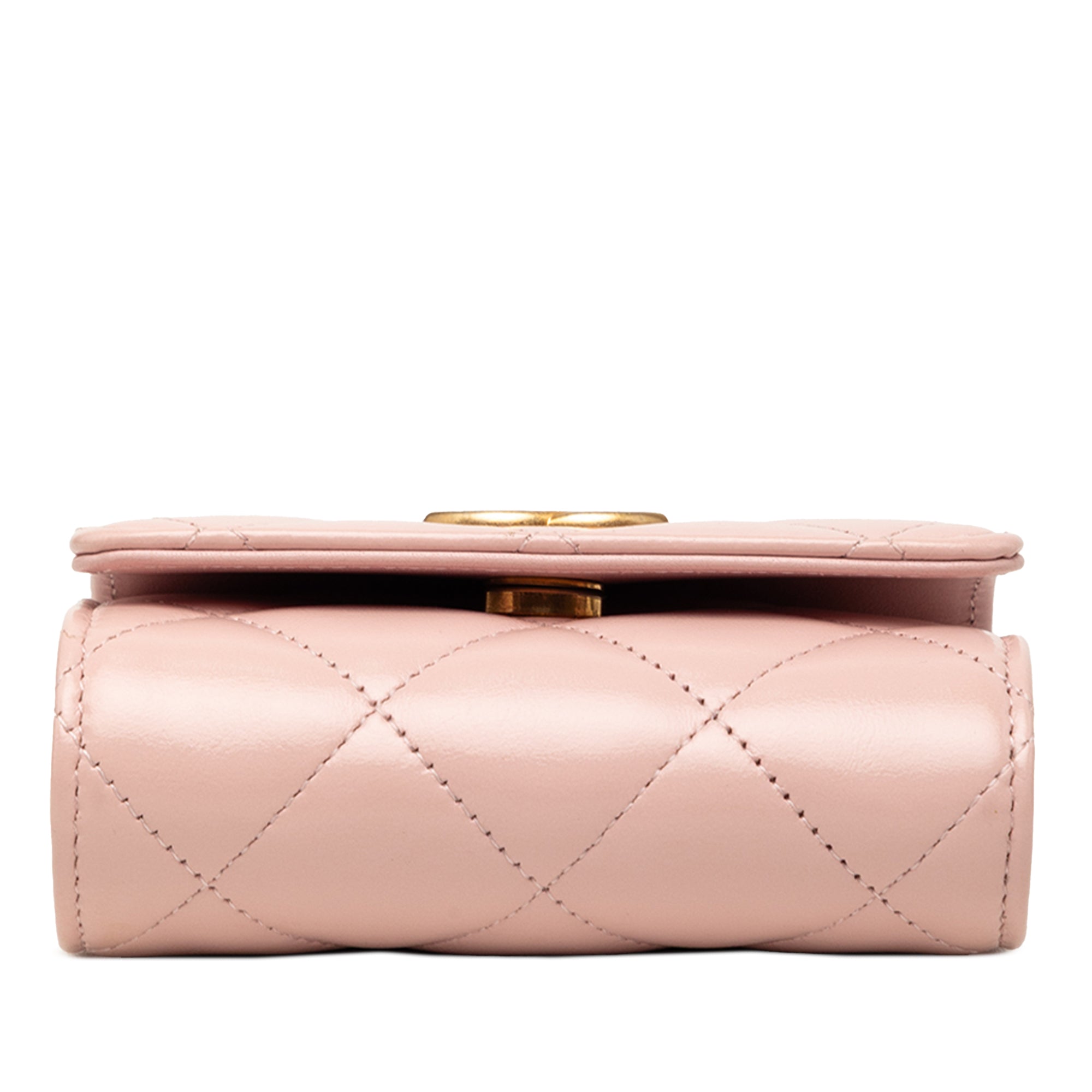 Chanel CC Matelassé Cuir d’agneau Medallion Pochette avec chaîne