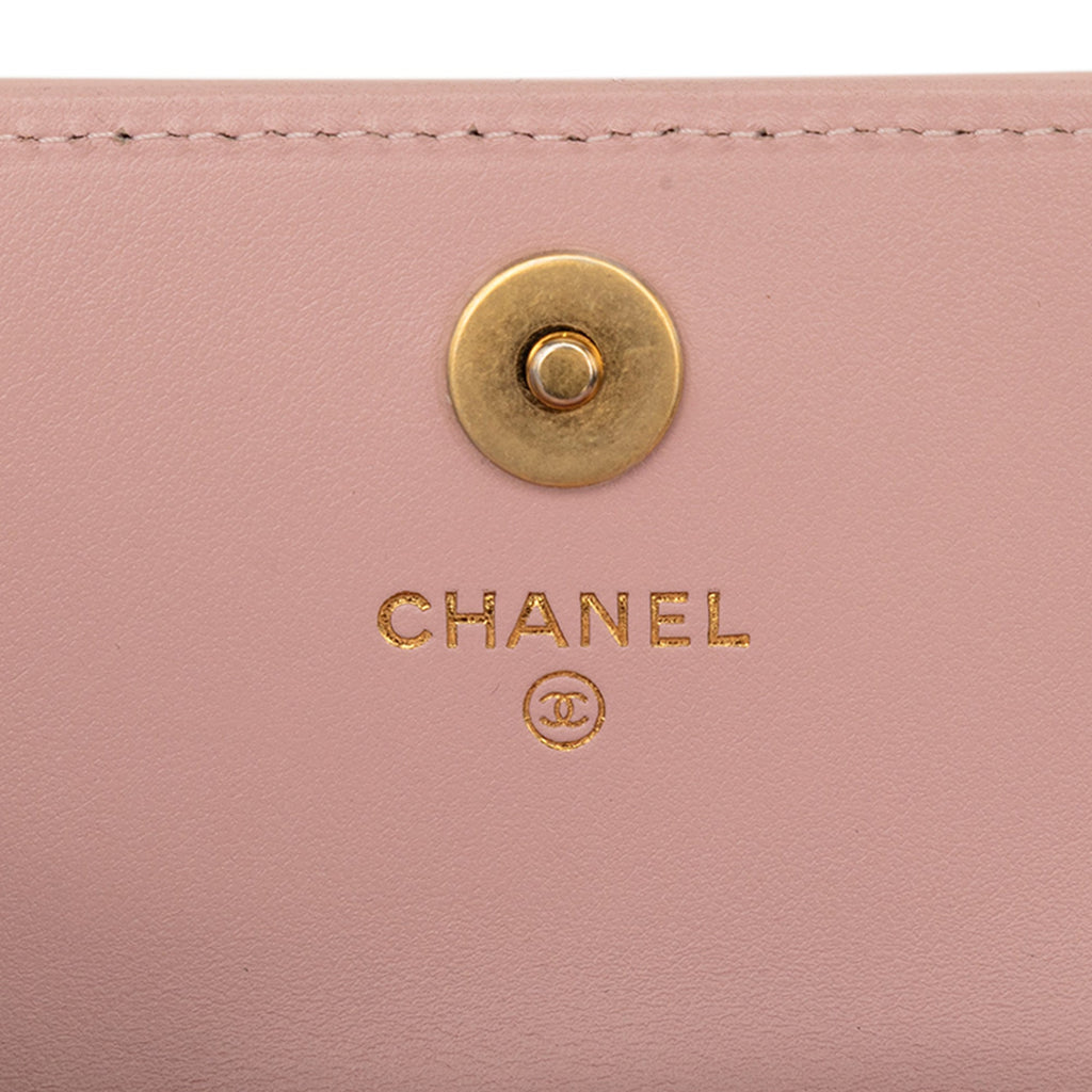 Chanel CC Matelassé Cuir d’agneau Medallion Pochette avec chaîne