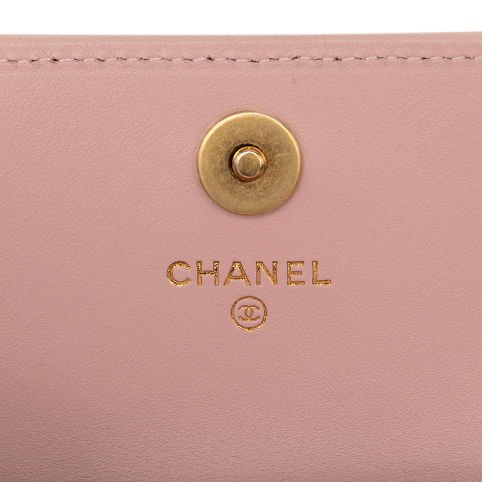Chanel CC Matelassé Cuir d’agneau Medallion Pochette avec chaîne