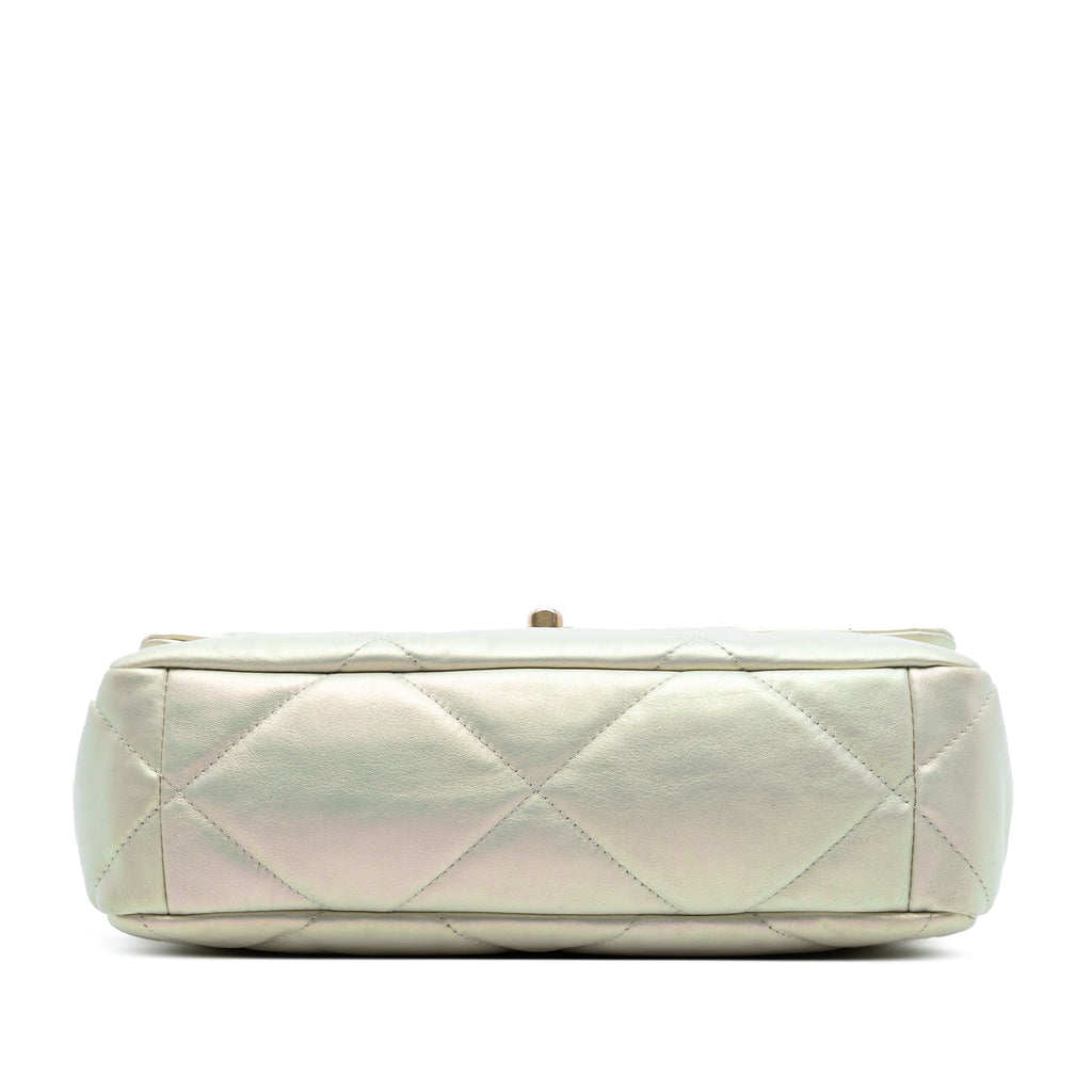 Chanel Large Iridescent Cuir d’agneau 19 à rabat