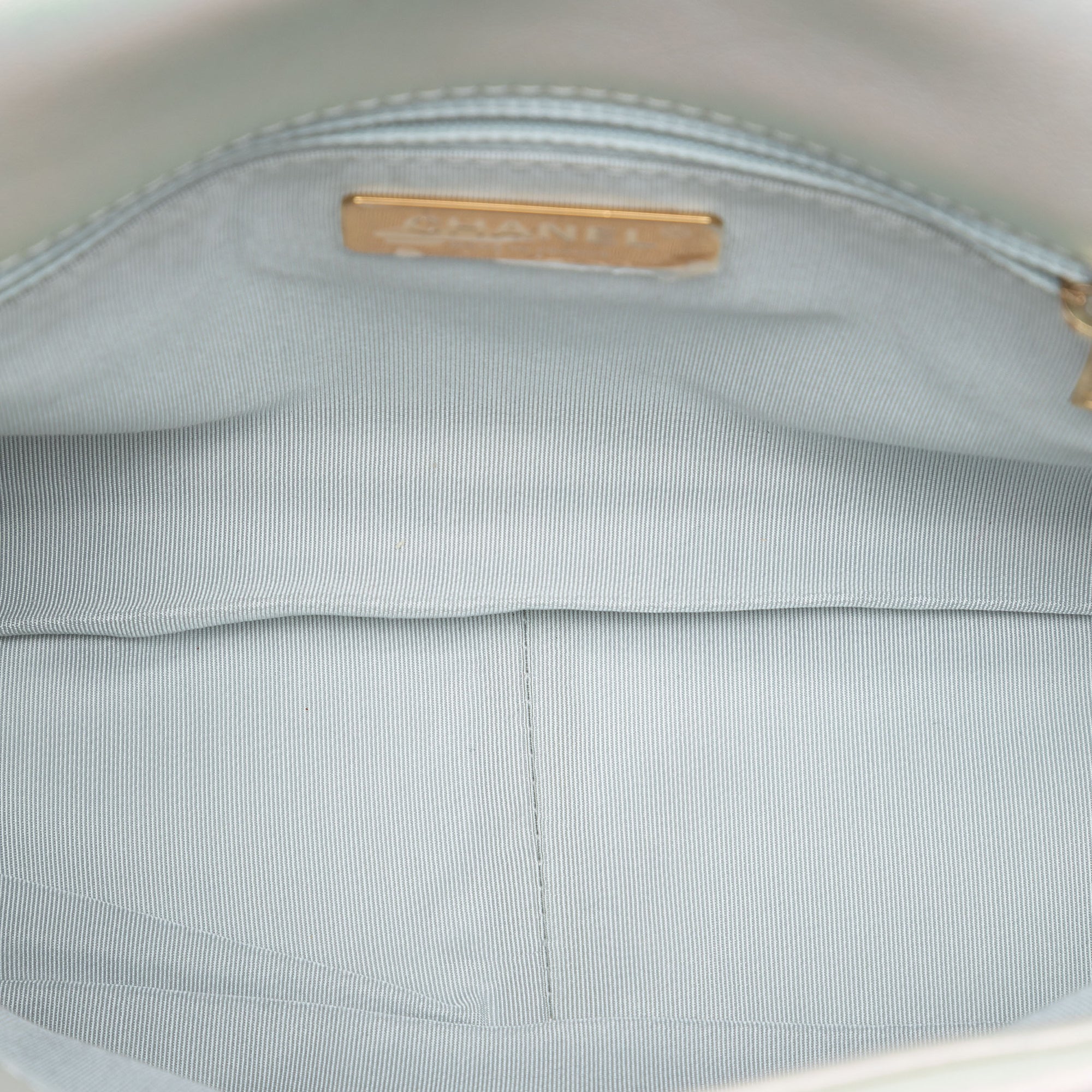 Chanel Large Iridescent Cuir d’agneau 19 à rabat