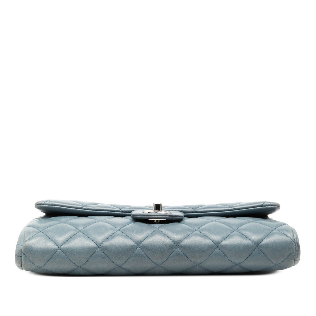 Chanel CC Matelassé Cuir d’agneau à rabat Pochette avec chaîne