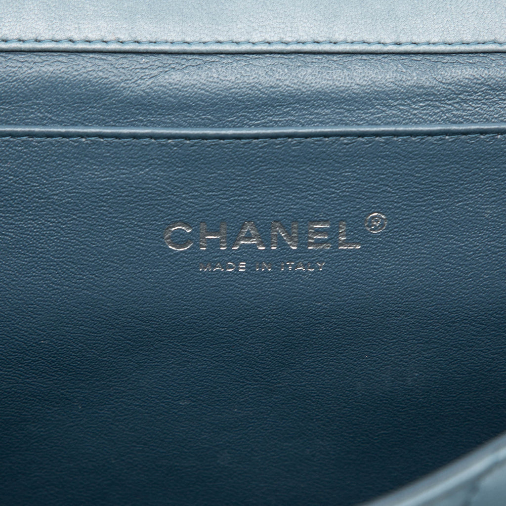 Chanel CC Matelassé Cuir d’agneau à rabat Pochette avec chaîne