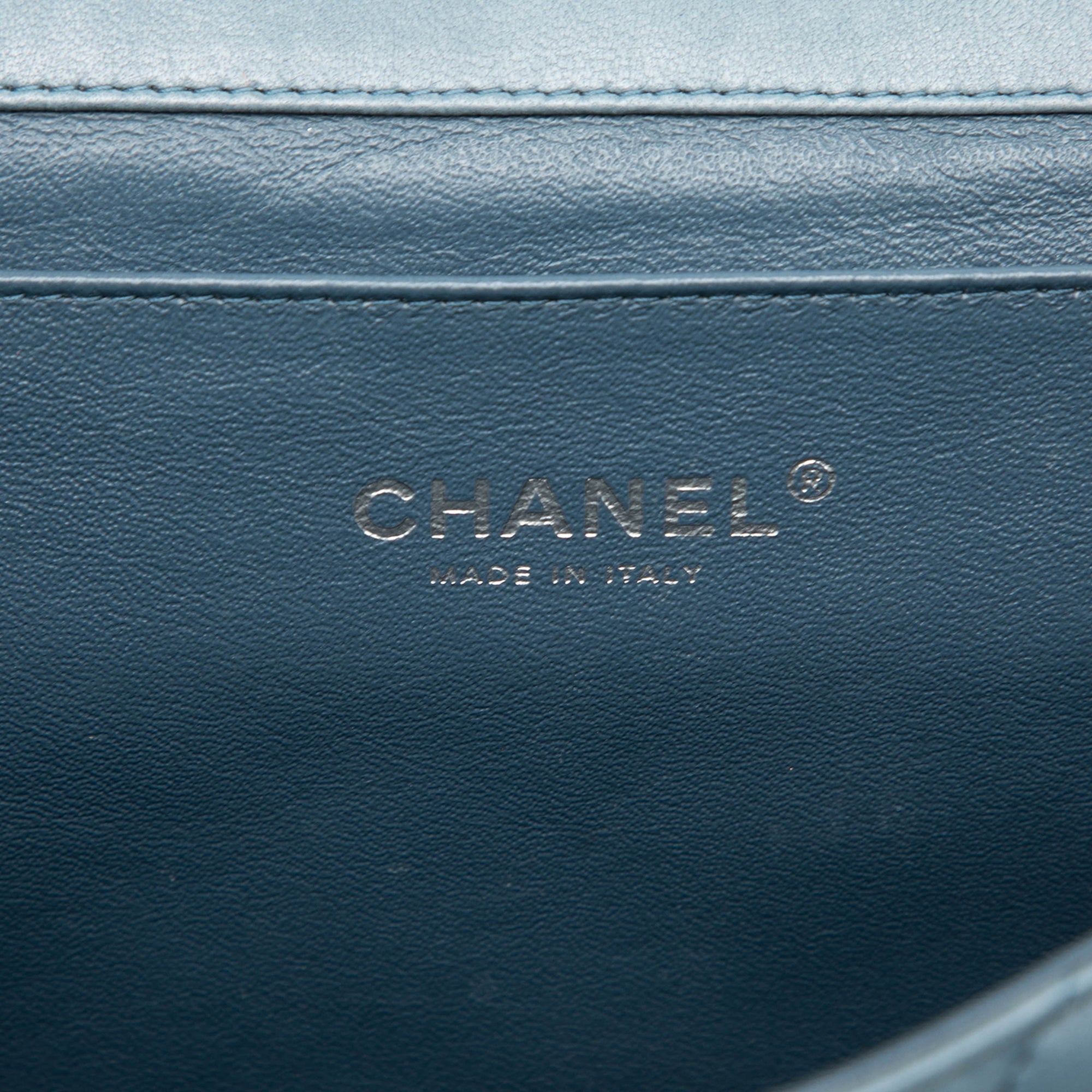 Chanel CC Matelassé Cuir d’agneau à rabat Pochette avec chaîne