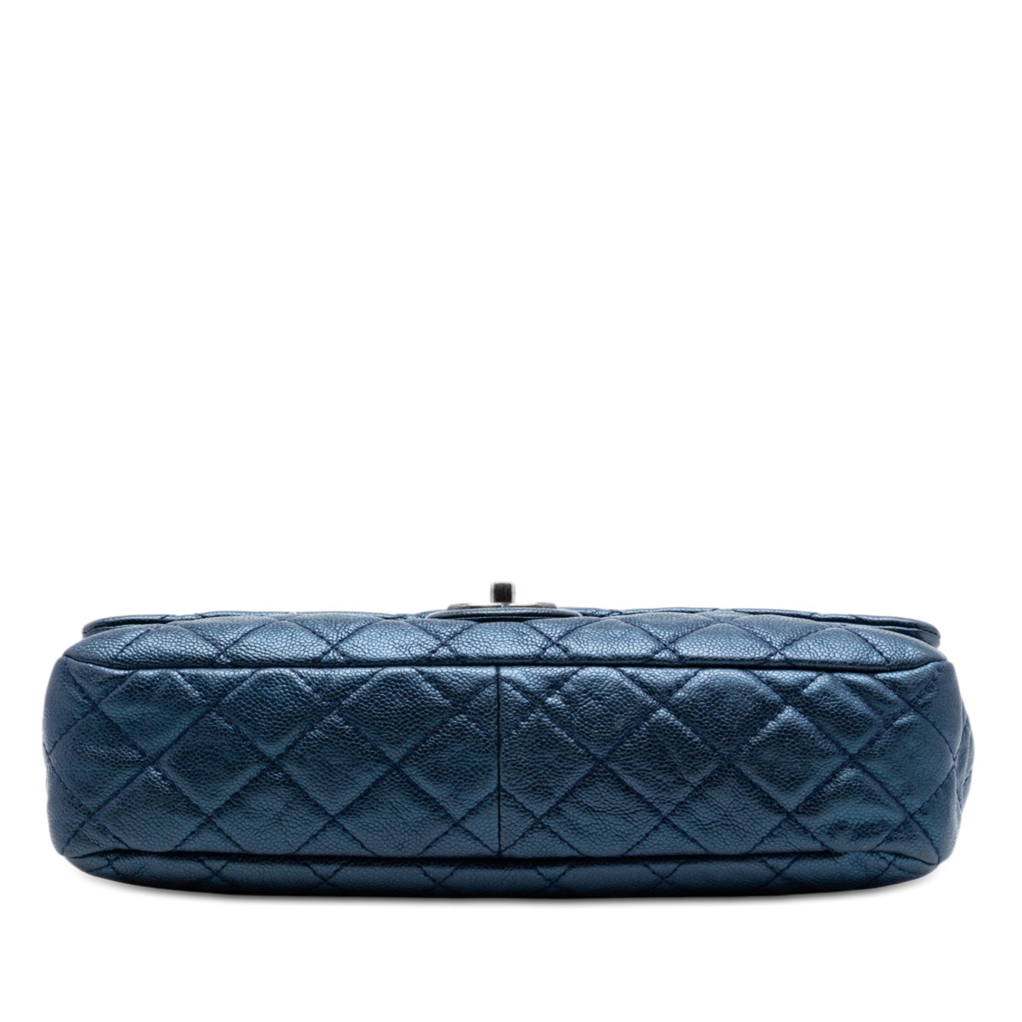Chanel Jumbo Matelassé Iridescent Caviar Easy à rabat
