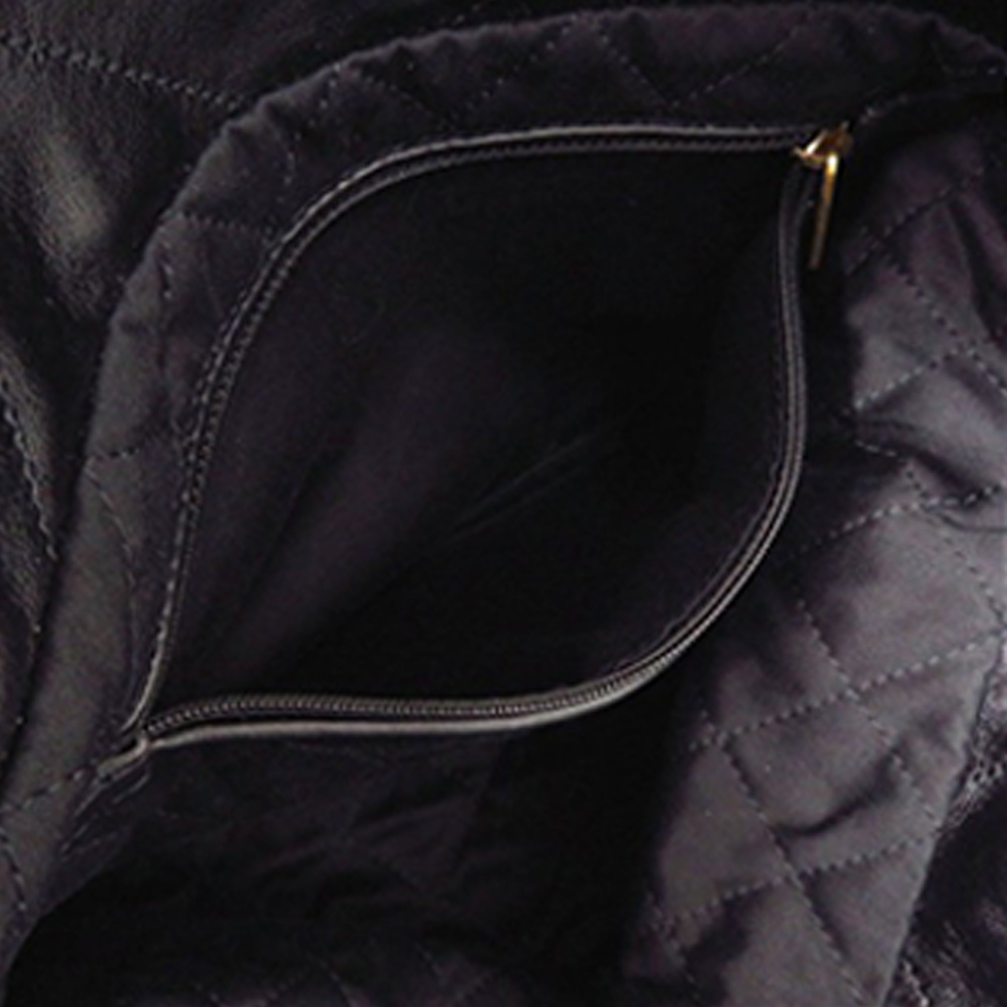 Chanel Small Matelassé brillant Cuir de veau 22 Sac à main