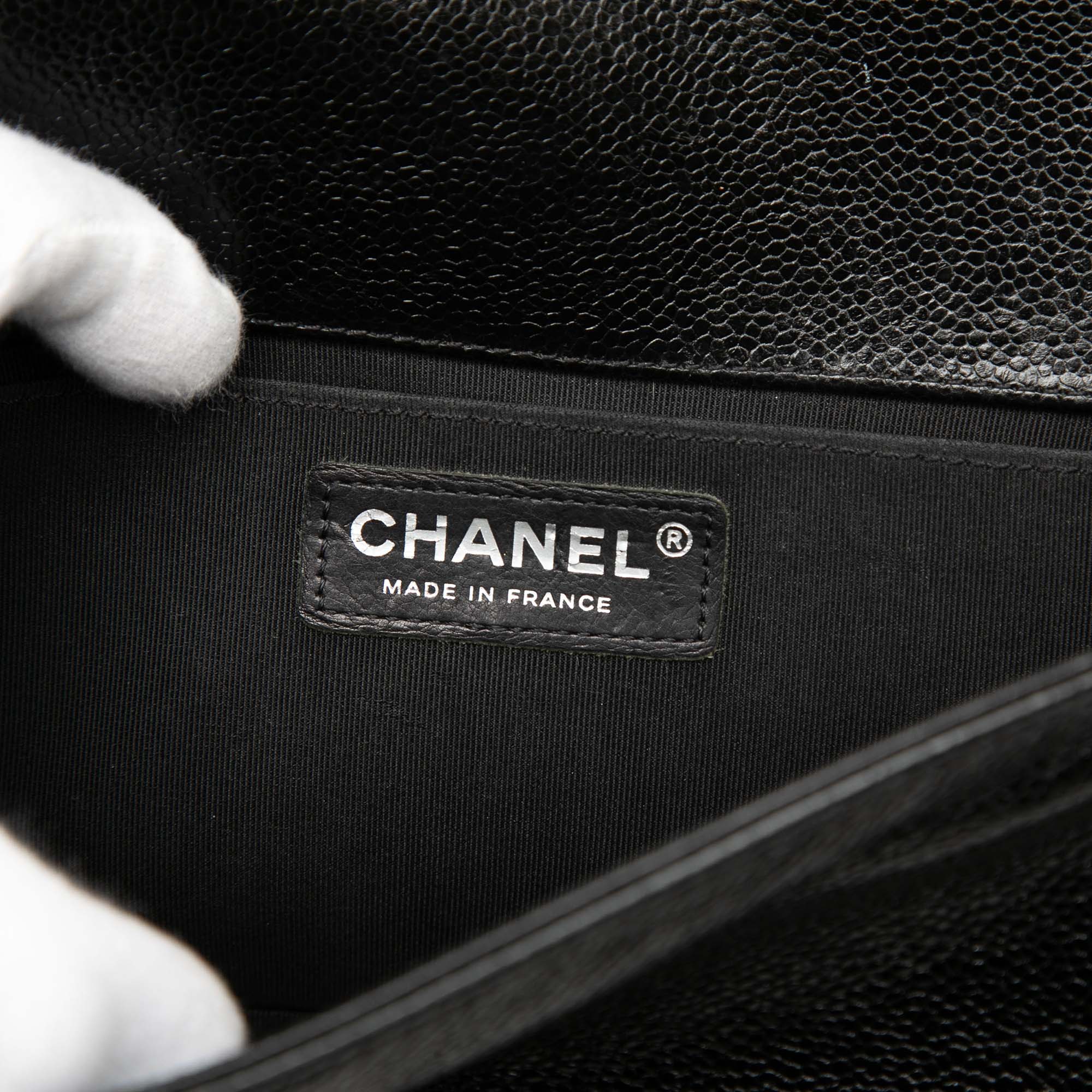 Chanel Old Medium Chevron Caviar Boy à rabat
