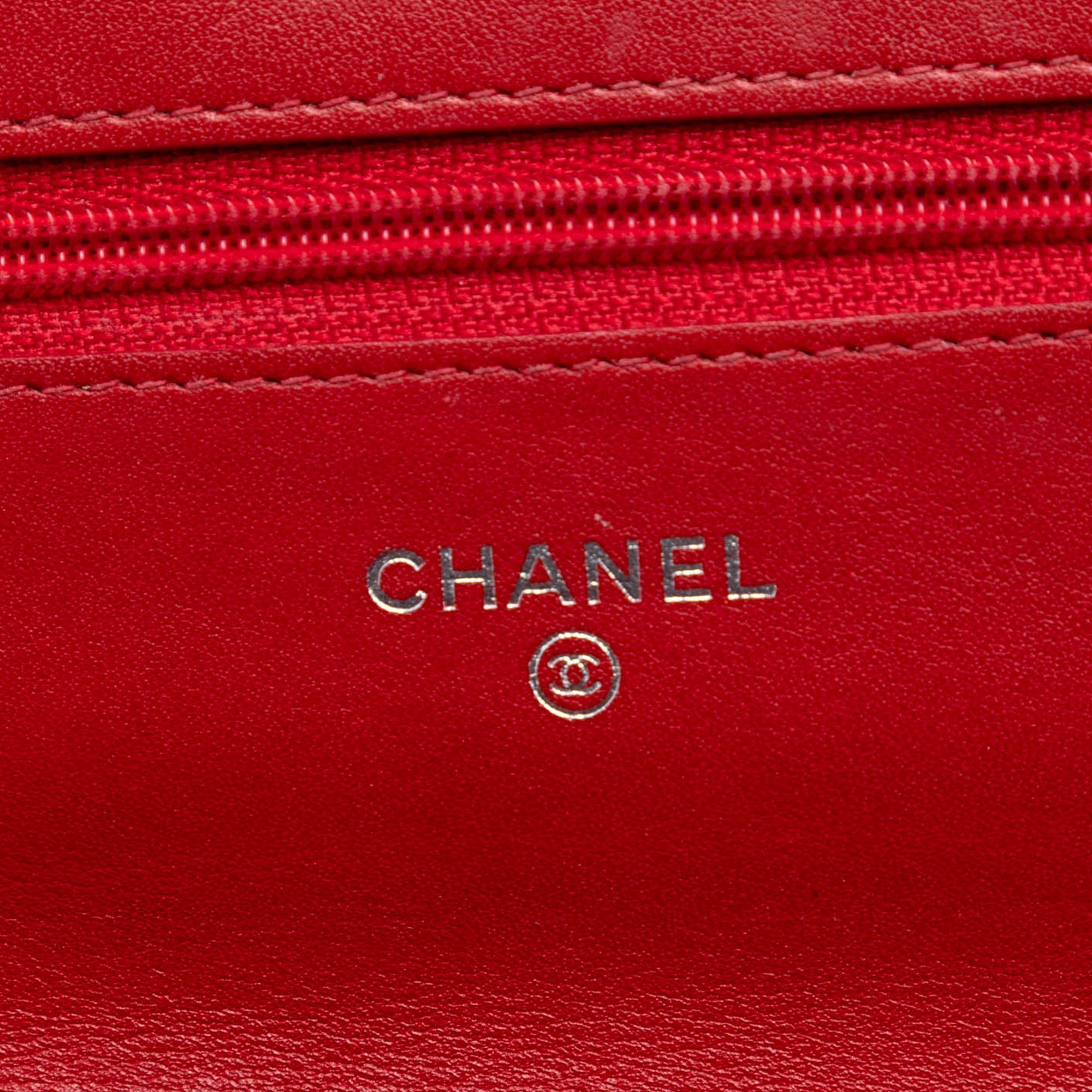 Chanel CC embossé Cuir verni Camellia Wallet on Chain