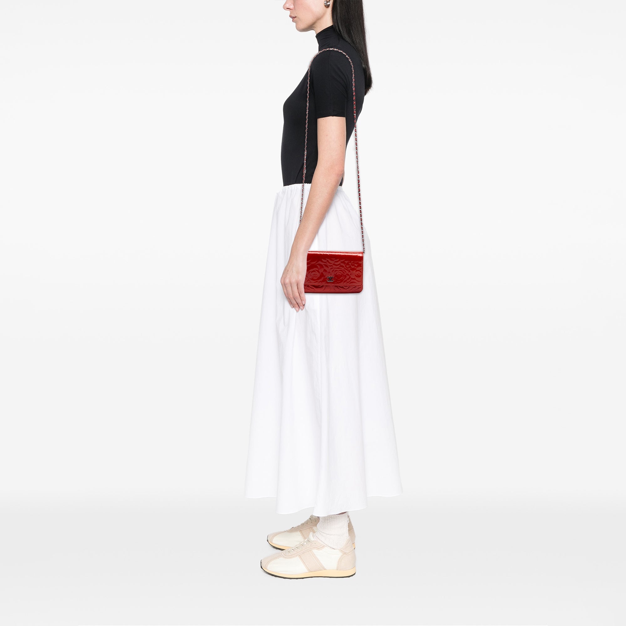 Chanel CC embossé Cuir verni Camellia Wallet on Chain