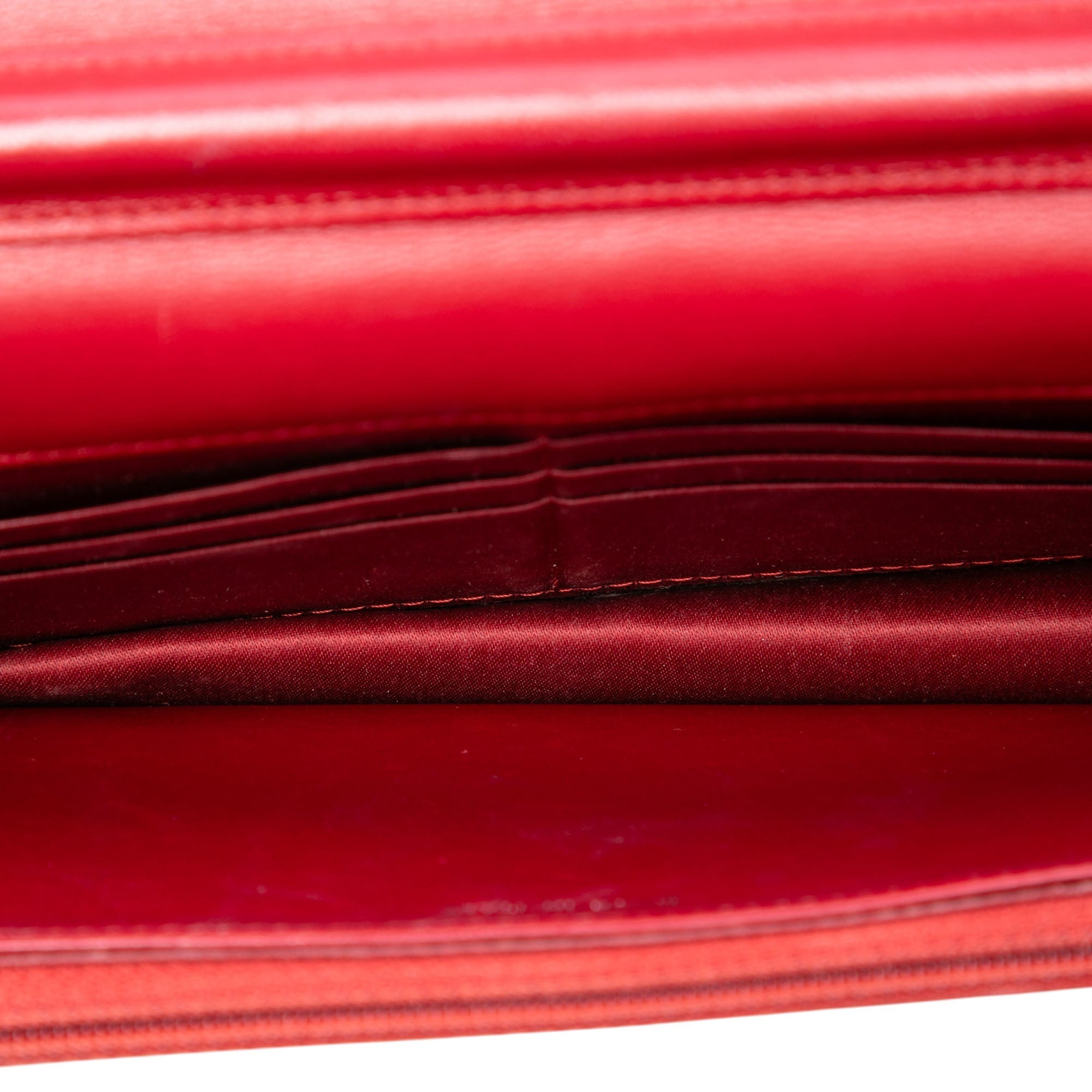 Chanel CC embossé Cuir d’agneau Camellia Wallet on Chain