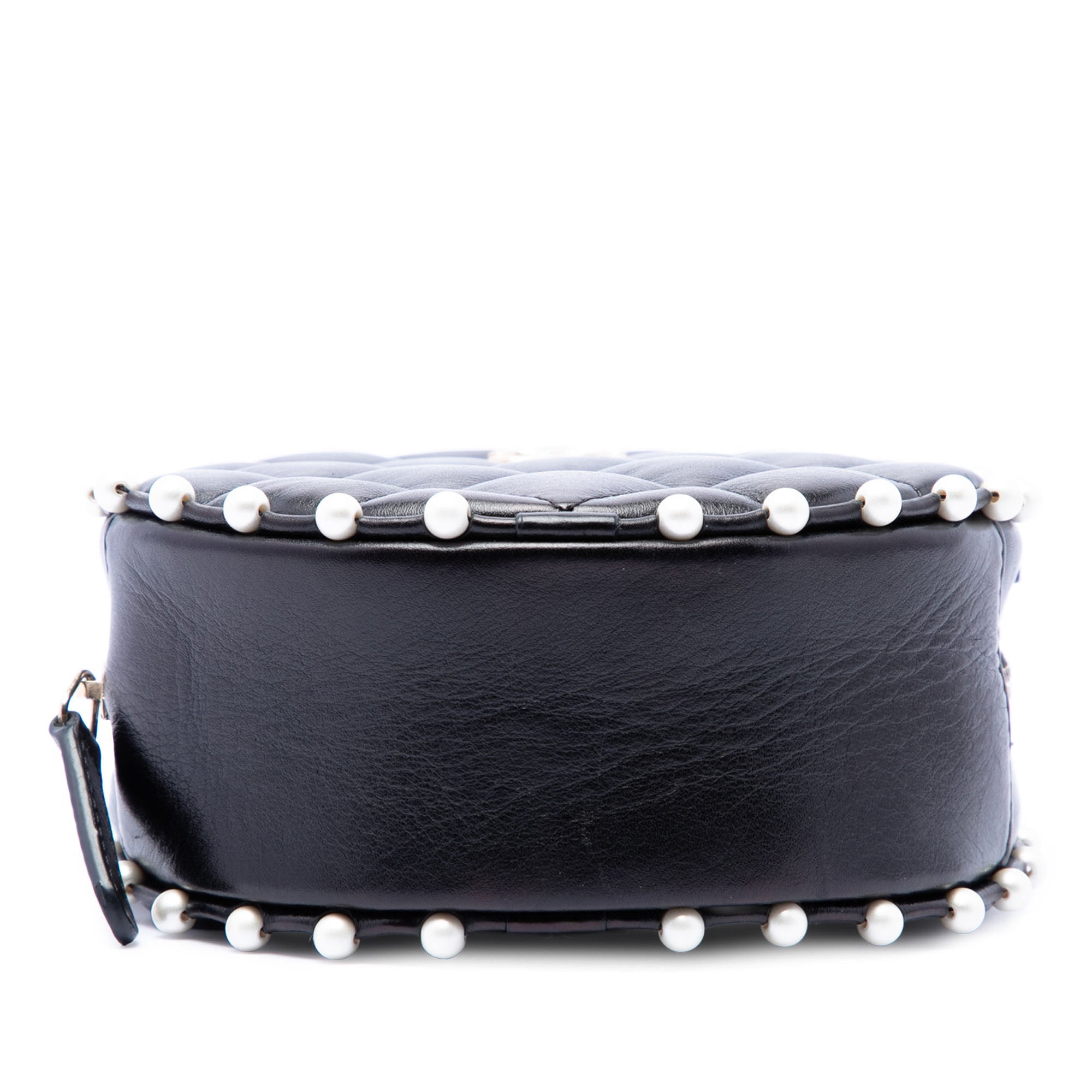 Chanel Matelassé Cuir de veau Perle clouté Rond Pochette avec chaîne