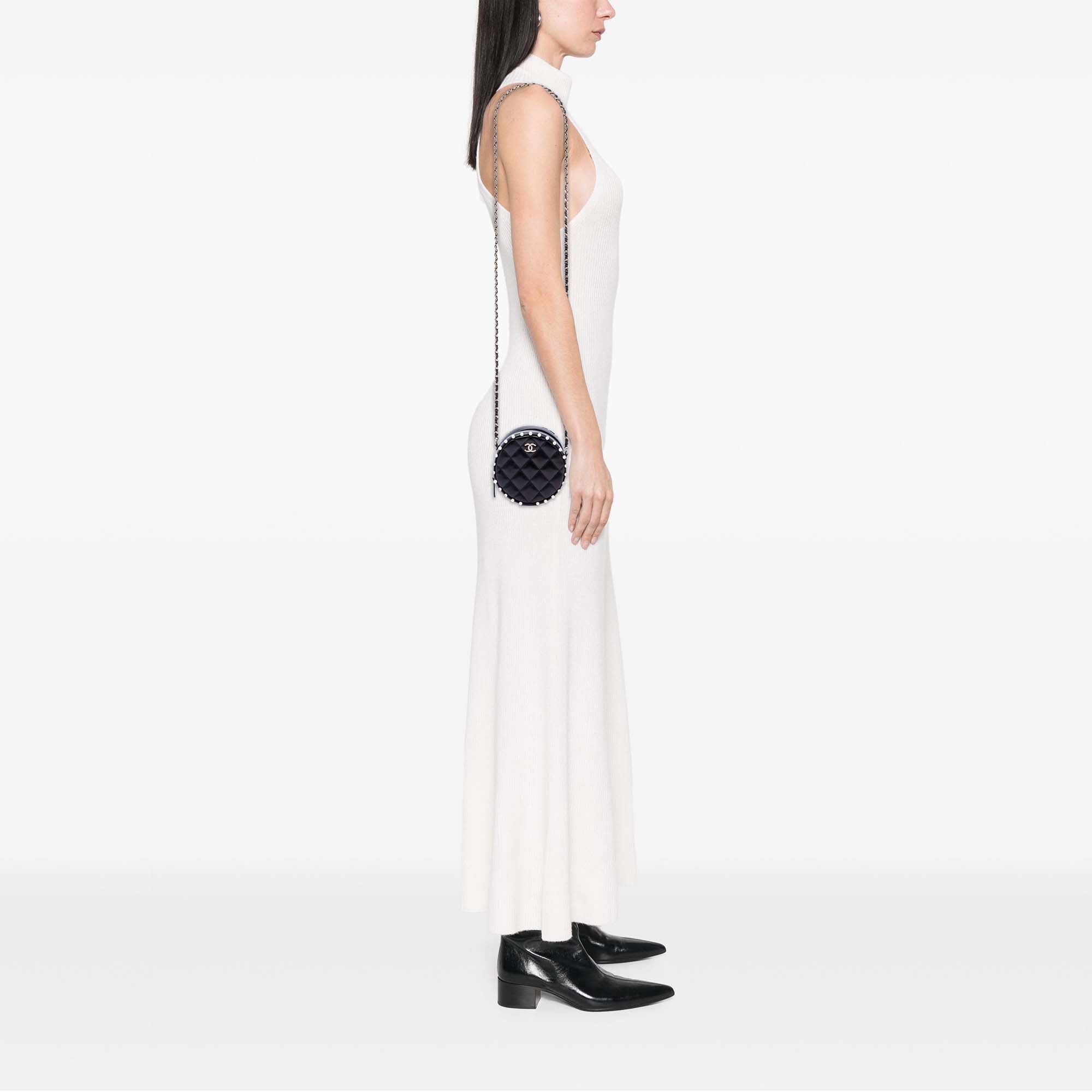 Chanel Matelassé Cuir de veau Perle clouté Rond Pochette avec chaîne