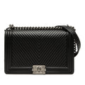Chanel Medium Chevron Cuir d’agneau Boy à rabat
