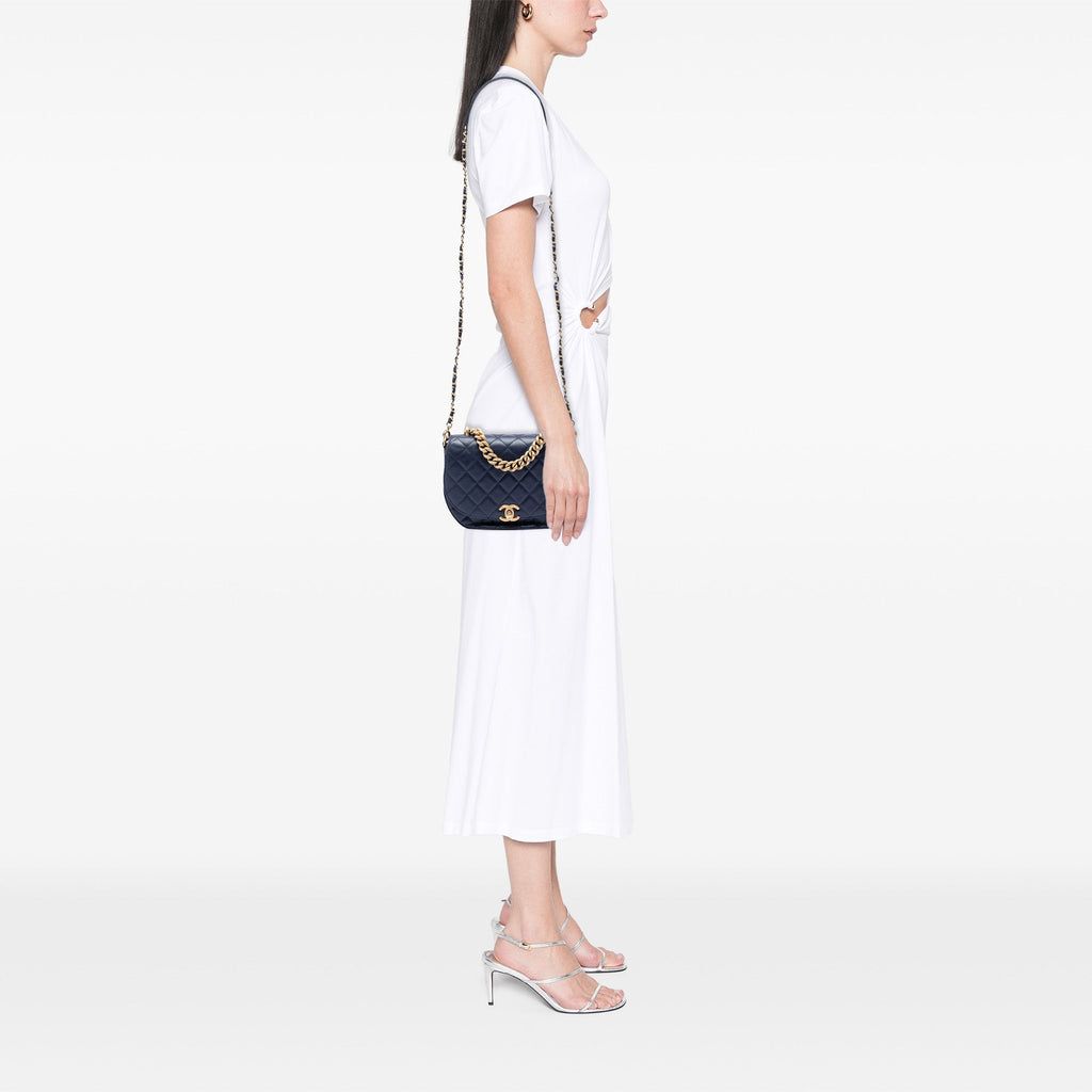 Chanel CC Matelassé Cuir d’agneau Chain Handle Half Moon à rabat