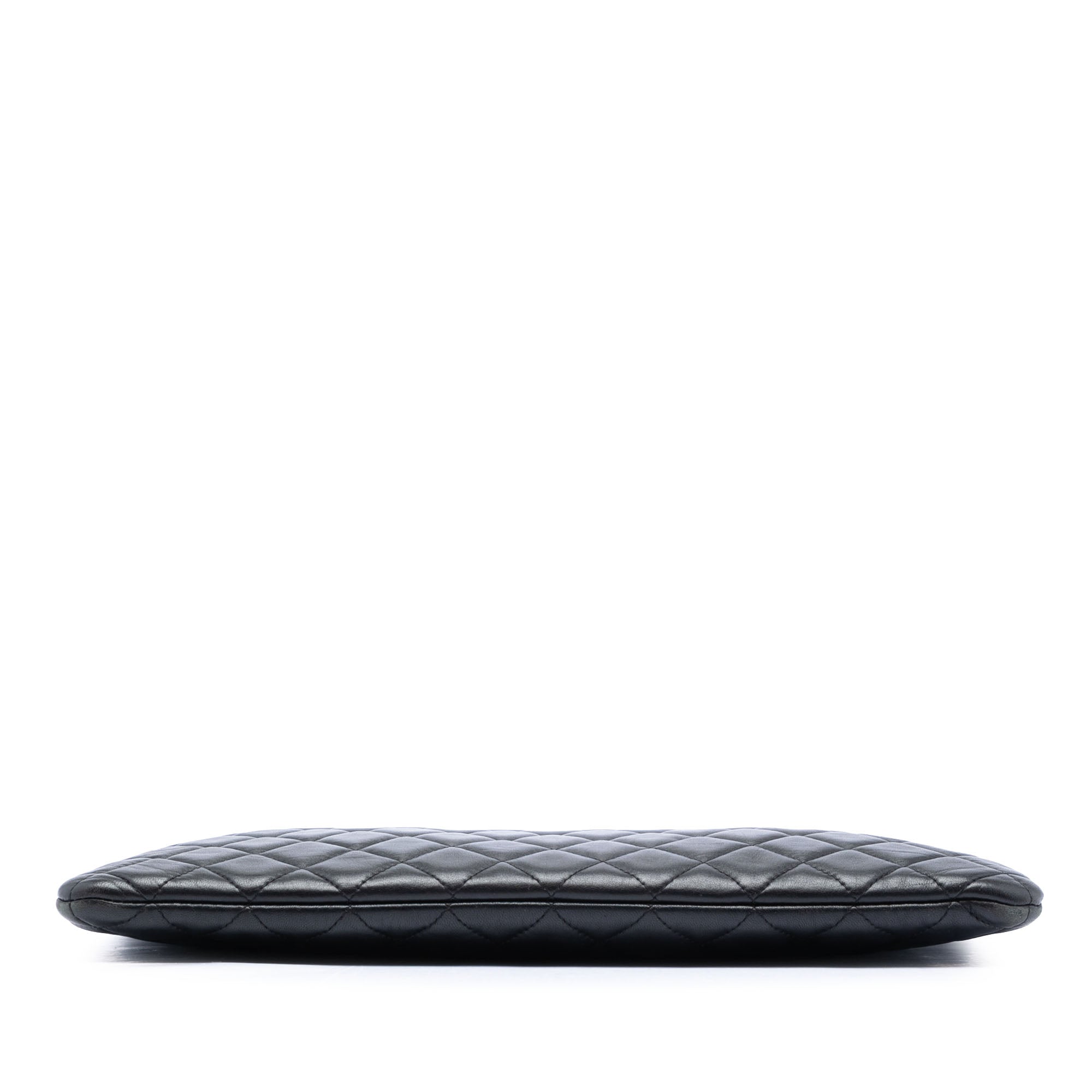 Chanel Large Matelassé Cuir d’agneau O Étui Pochette