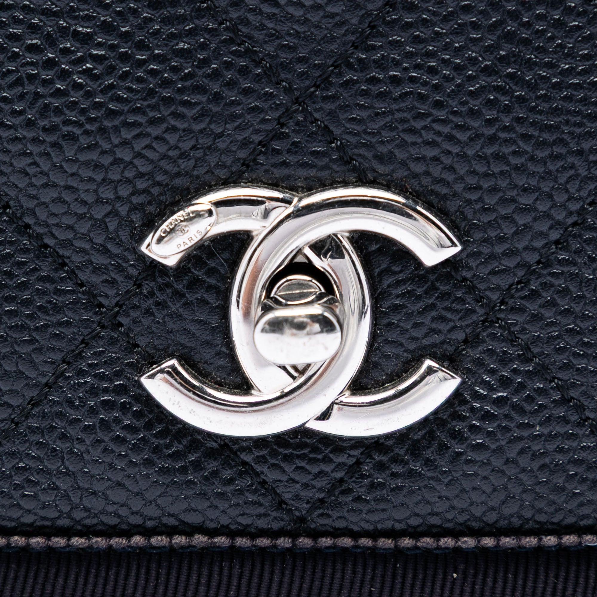 Chanel CC Bicolor Matelassé Caviar et Grosgrain anse supérieure à rabat
