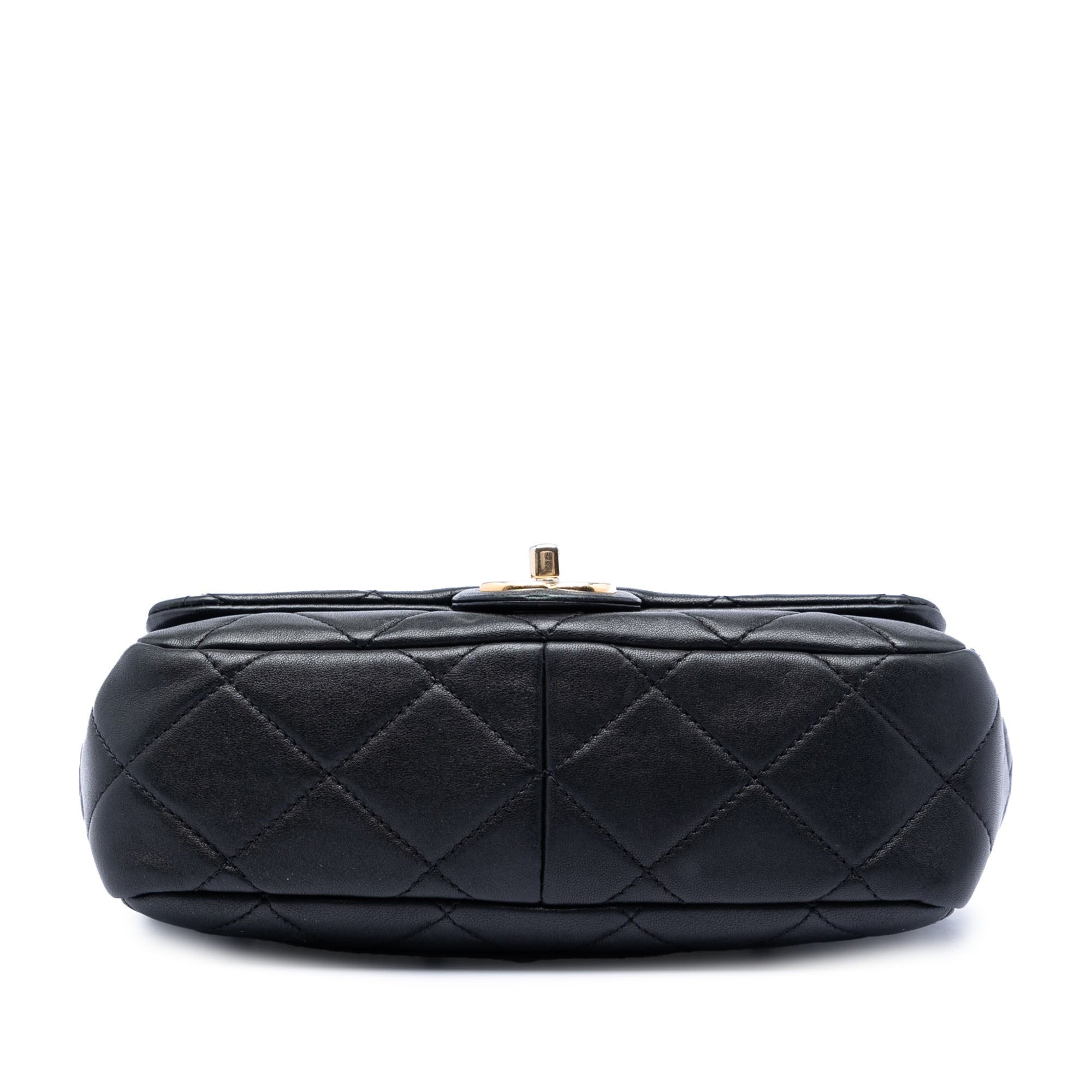 Chanel Small Matelassé Cuir d’agneau Rond anse supérieure à rabat