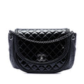 Chanel Matelassé Cuir verni et Cuir d’agneau Twist Crescent à rabat