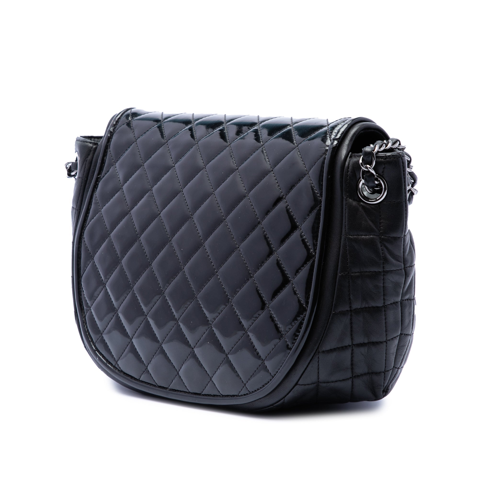 Chanel Matelassé Cuir verni et Cuir d’agneau Twist Crescent à rabat