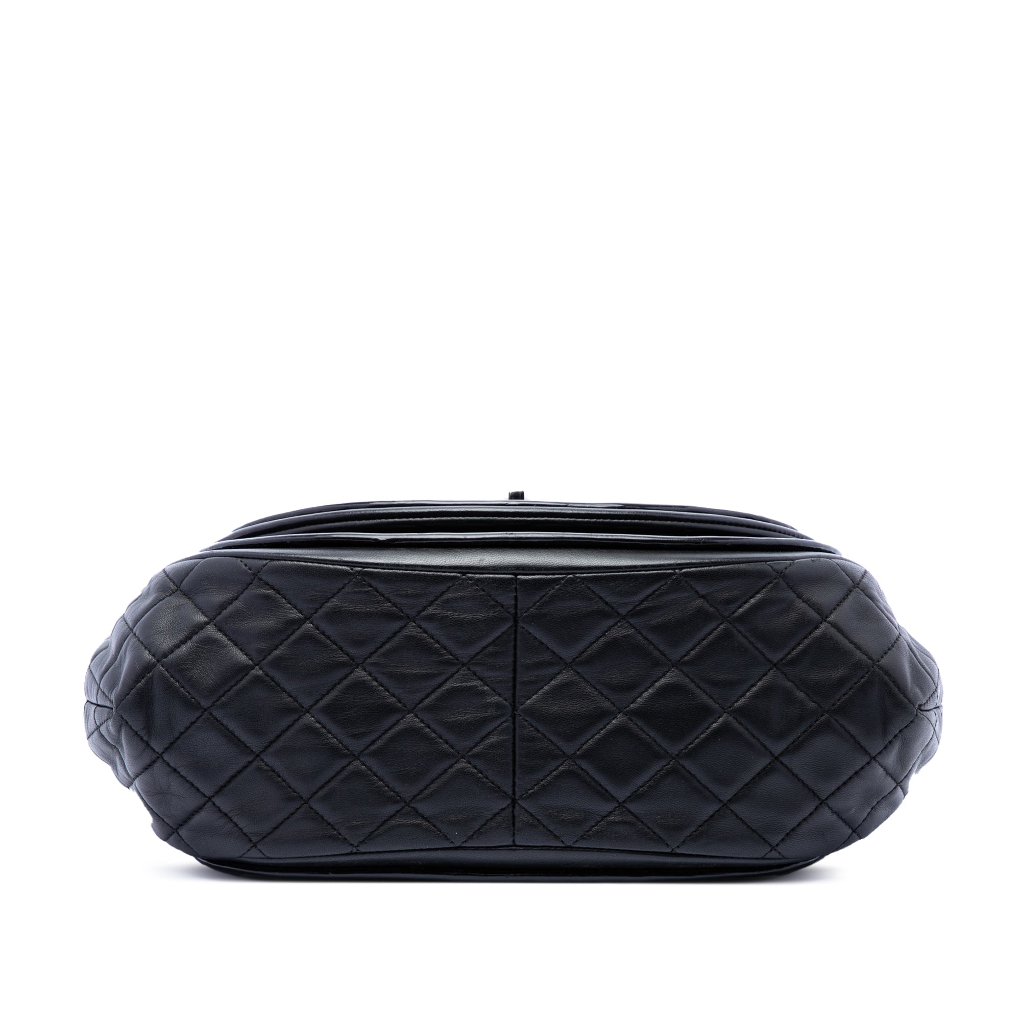 Chanel Matelassé Cuir verni et Cuir d’agneau Twist Crescent à rabat