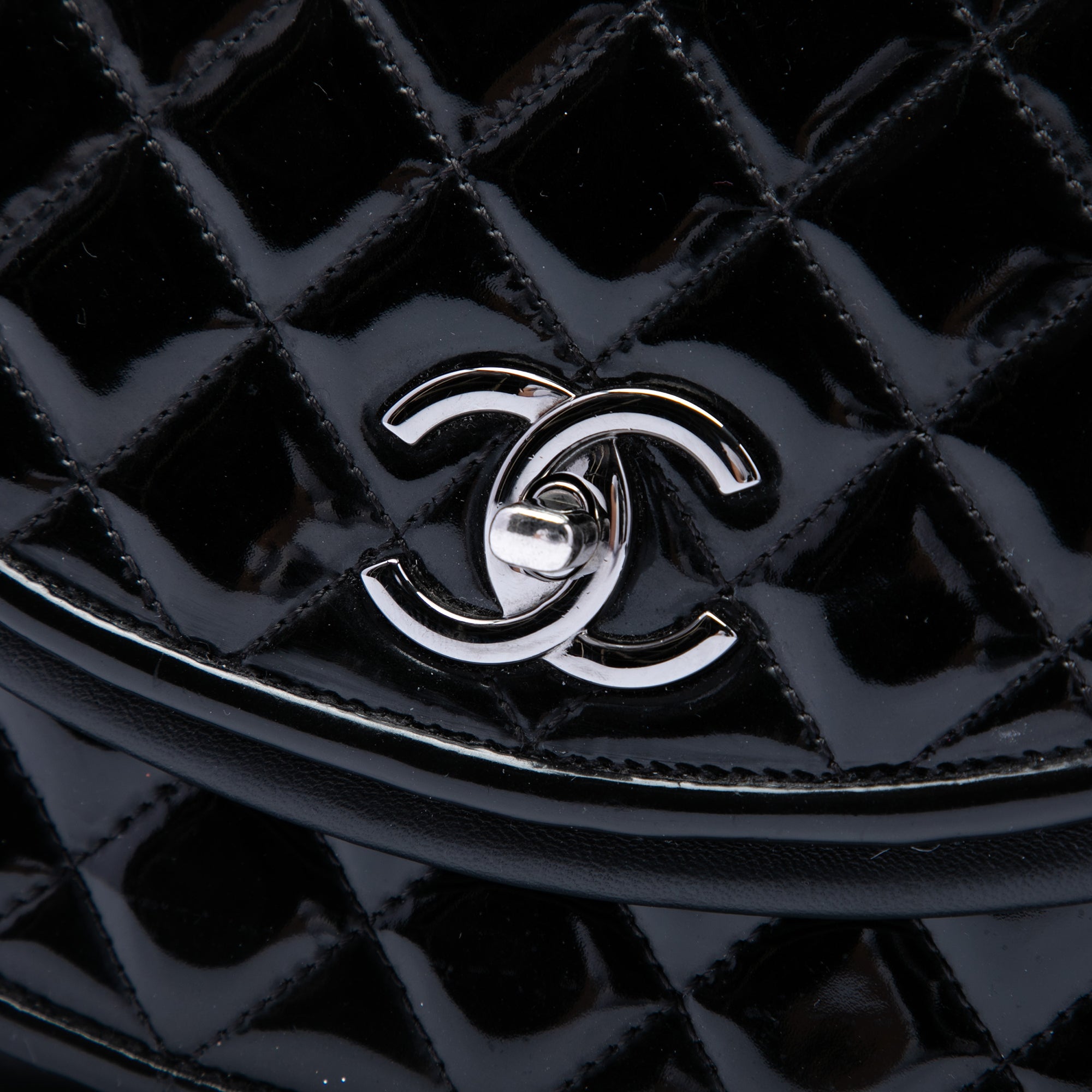 Chanel Matelassé Cuir verni et Cuir d’agneau Twist Crescent à rabat