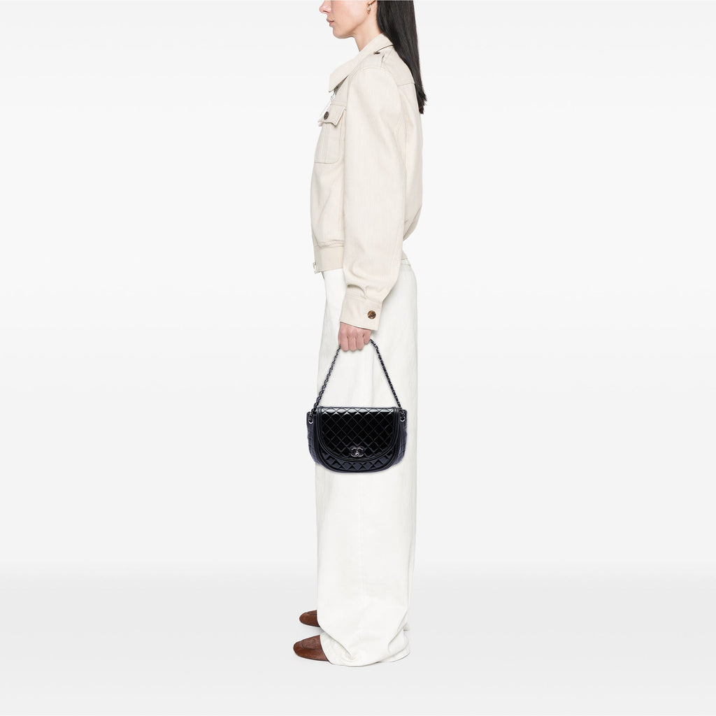 Chanel Matelassé Cuir verni et Cuir d’agneau Twist Crescent à rabat