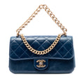 Chanel Small Matelassé Cuir de veau Straight Lined à rabat